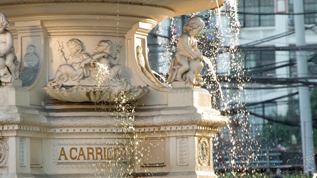 Un primo piano dettagliato di acqua che schizza dalla storica fontana in pietra Carriedo a Manila