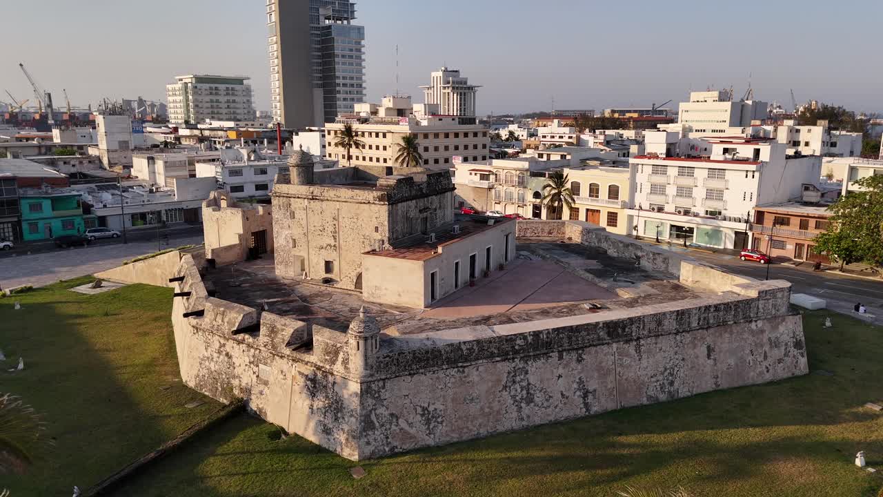 Sharp details, clear skies, and the city behind — a brief look at this historic fortress.