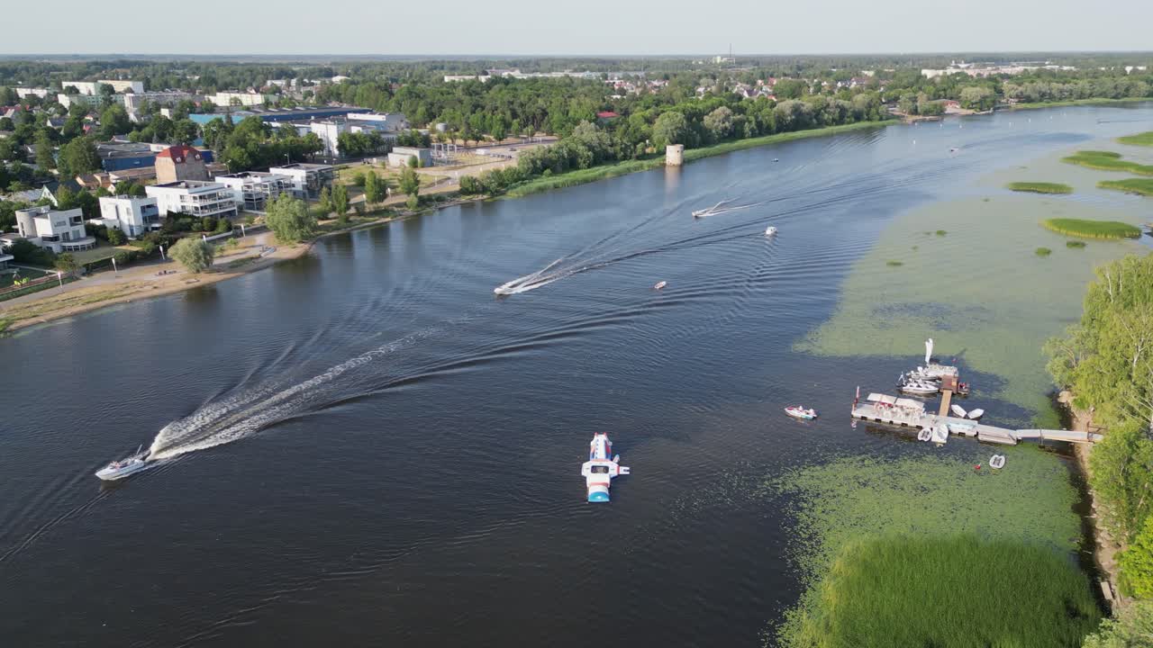 barcos a motor por el río natural de parnu en la ciudad de parnu, en el oeste de estonia