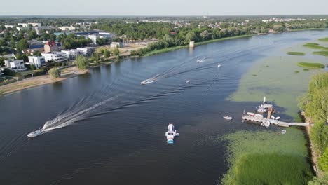 barcos a motor por el río natural de parnu en la ciudad de parnu, en el oeste de estonia