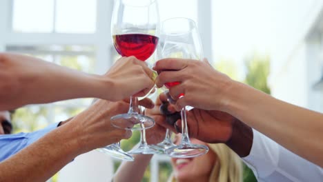 grupo de amigos brindando copas de vino