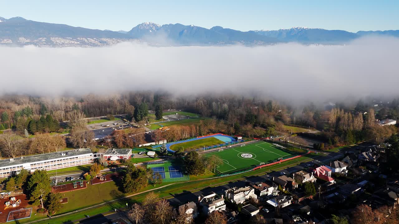 Nebbia sul West Point Grey Park (Trimble Park) a Vancouver, Columbia Britannica, Canada. - ripresa aerea