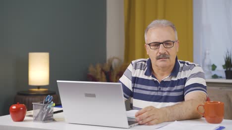 trabajador de oficina en casa anciano recibiendo malas noticias de la cámara.