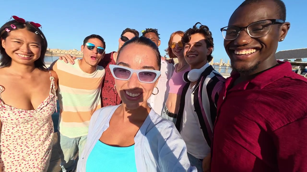 Gruppo di amici diversi che si scattano un selfie al porto turistico