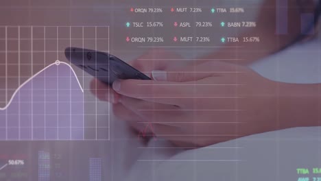 procesamiento de datos del mercado de valores contra la sección media de una mujer que utiliza teléfono inteligente en la cama
