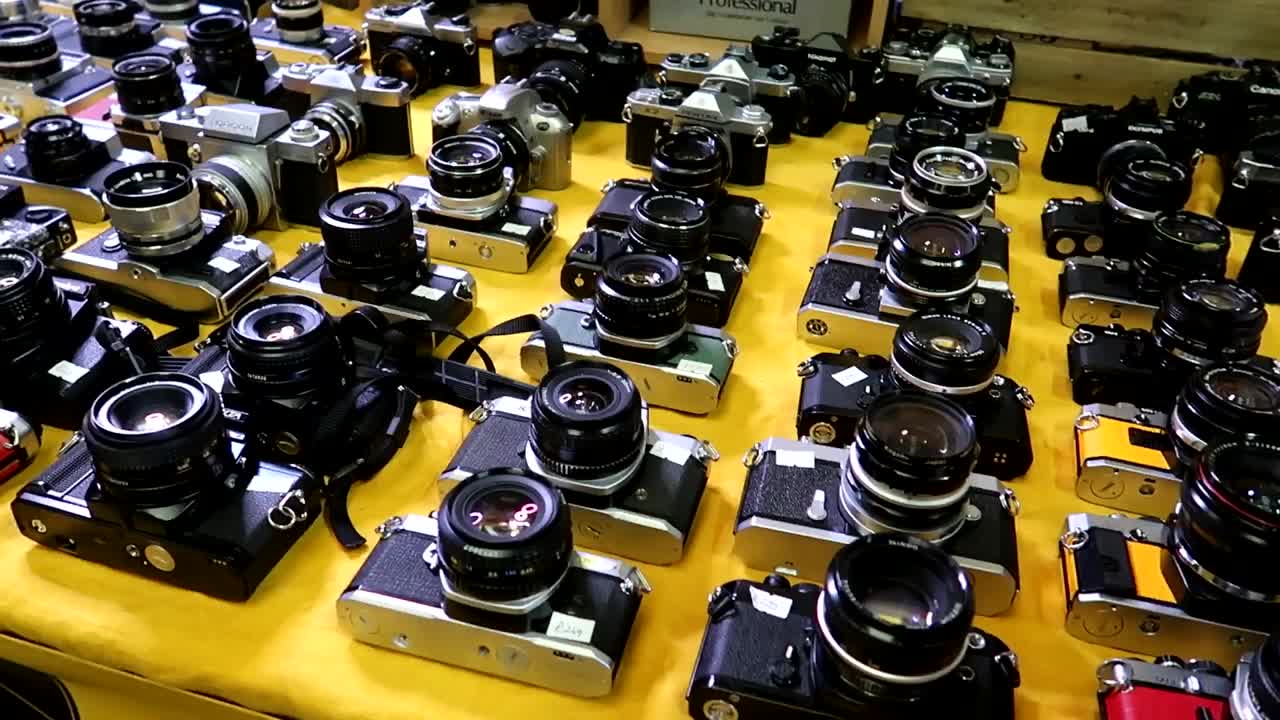 Old analog cameras on sale in a vintage street market