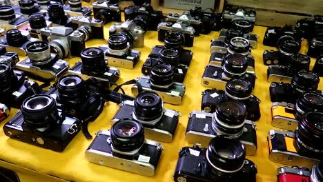 viejas cámaras analógicas a la venta en un mercado callejero vintage