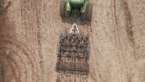 Tractor-Con-Escarificador-De-Suelo-Preparándose-Para-Plantar-En-Tierras-Del-Interior-De-Brasil