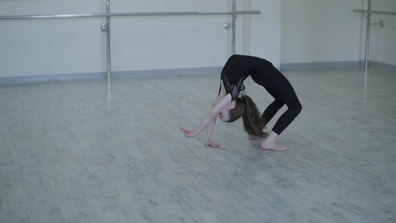 joven bailarina practicando movimientos de baile en el estudio