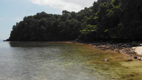 Toma-Aérea-De-La-Hermosa-Bahía-En-La-Isla-Exótica-En-El-Mar-De-Andaman-En-Tailandia---Koh-Kradan