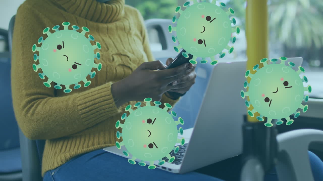 animación de células de virus sobre mujer afroamericana con máscara facial, usando teléfono inteligente en el autobús