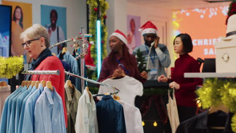 Mujer-Mayor-Navegando-Por-Los-Estantes-De-Chaquetas-En-La-Sección-De-Hombres-De-La-Tienda-De-Ropa,-Buscando-El-Regalo-De-Navidad-Perfecto-Para-Su-Hijo-Durante-La-Temporada-De-Vacaciones-De-Invierno.-Cliente-En-Boutique-De-Moda-Comprobando-Ropa.