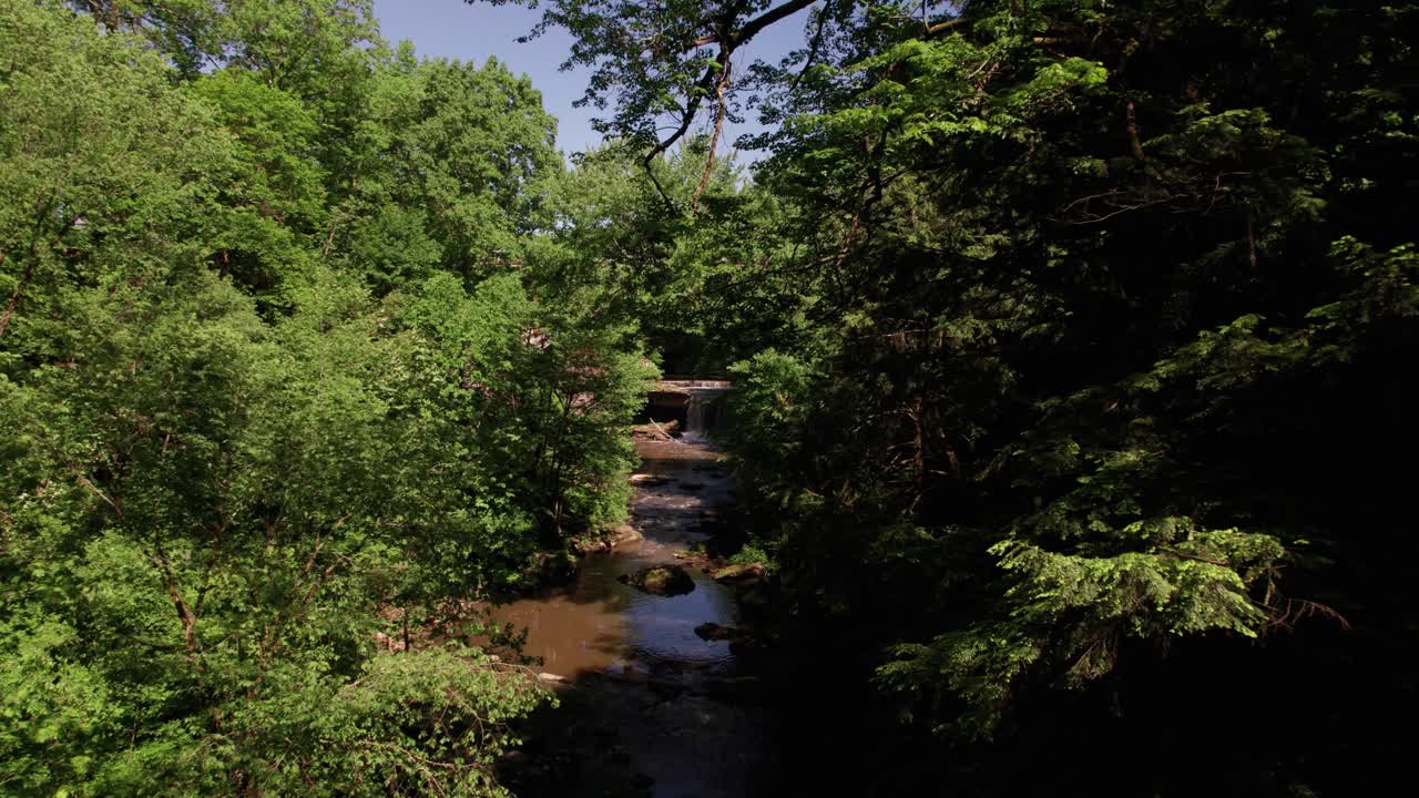 vista aérea del puente de piedra sobre un pequeño río en verano