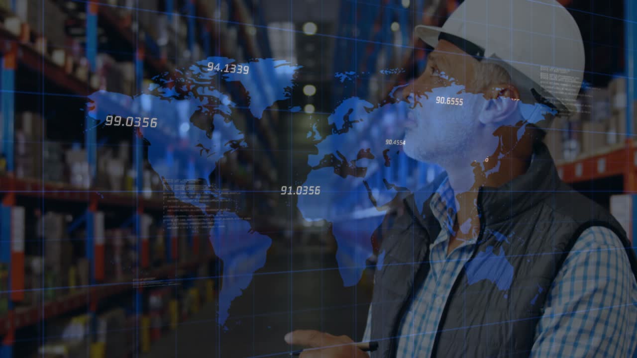 animación del procesamiento de datos financieros y el mapa del mundo sobre el trabajador biracial en el almacén