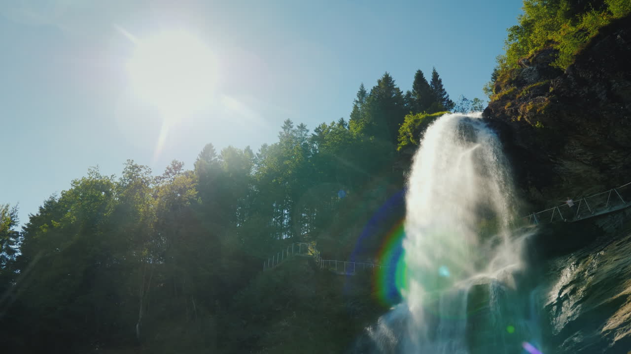 장엄한 steinsdalsfossen은 th의 nurheimsund 마을에서 2km 떨어진 곳에 위치한 폭포입니다.