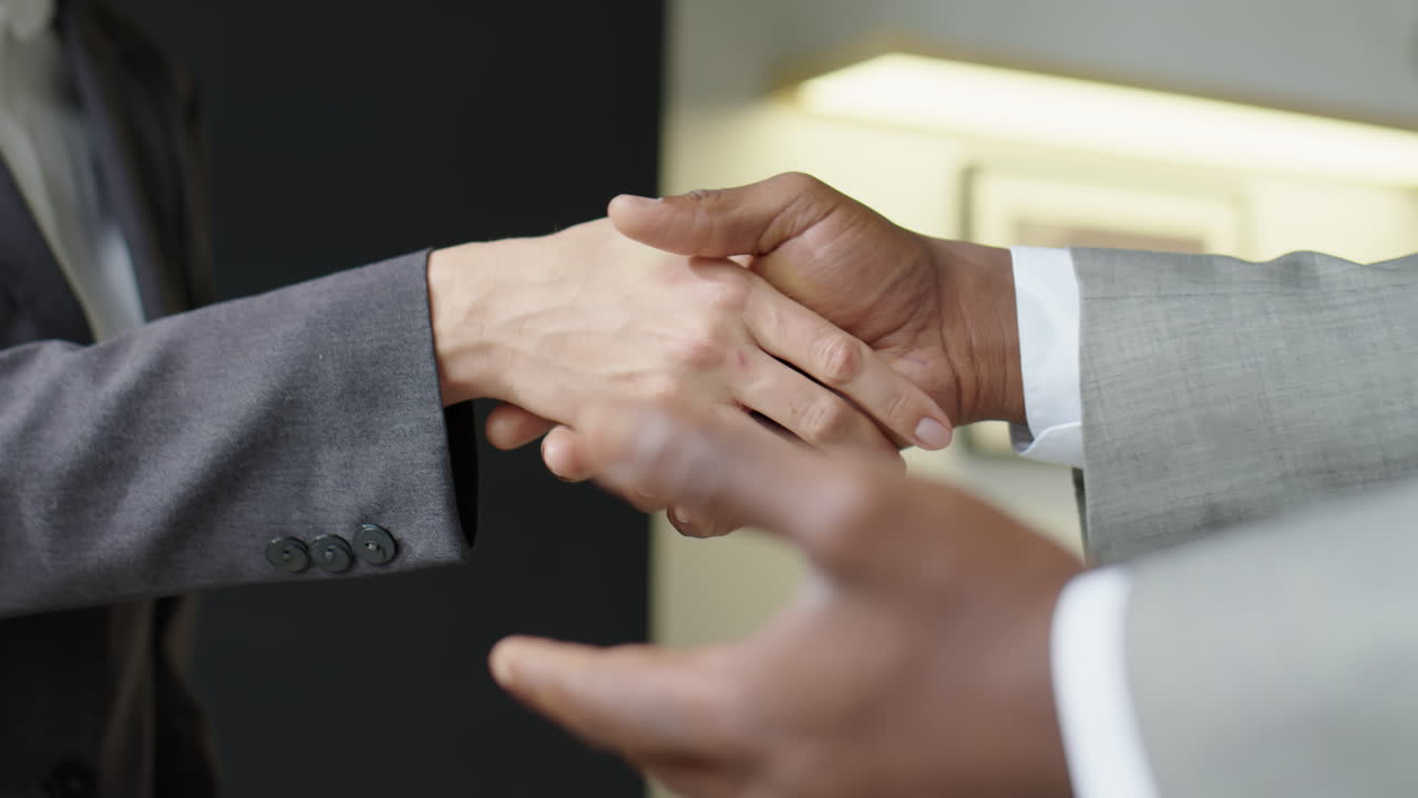 apretón de manos de negocios en la oficina