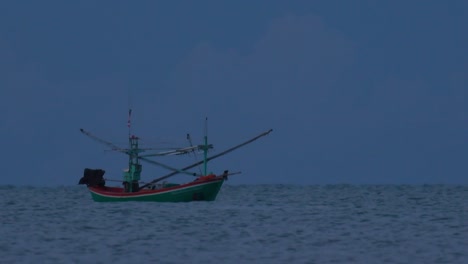 Los-Barcos-De-Pesca-En-Tailandia-Esperan-En-Medio-Del-Océano-A-Que-Oscurezca-Para-Poder-Encender-Sus-Luces-Verdes-Y-Comenzar-A-Pescar-Y-Pescar-Camarones