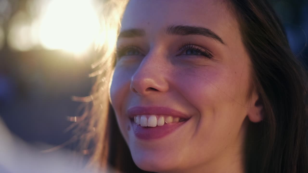 primer plano de la cara de una niña bonita a la luz del sol