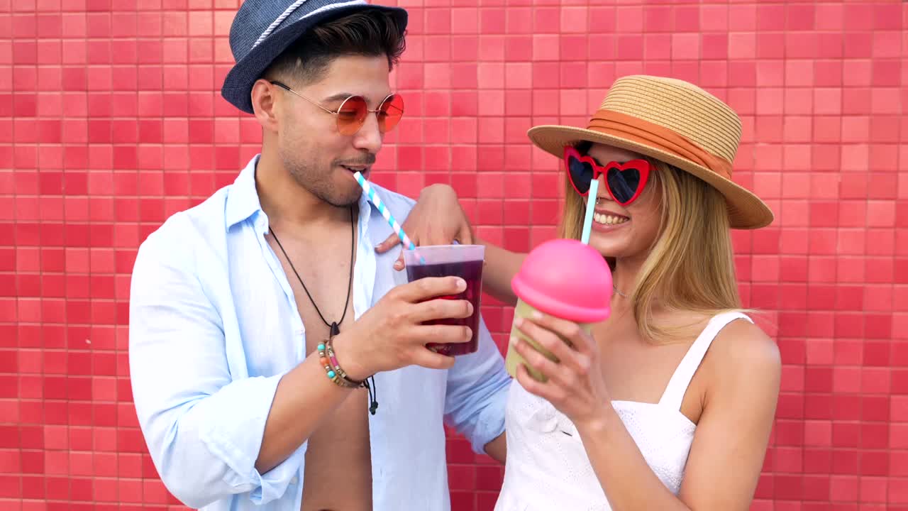 Giovane coppia che si gode un drink in una giornata estiva