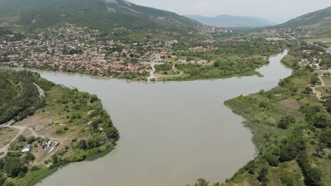 Zusammenfluss-Der-Flüsse-Mtkvari-Und-Aragvi,-Die-In-Der-ältesten-Stadt-Mzcheta-In-Georgien-Fließen