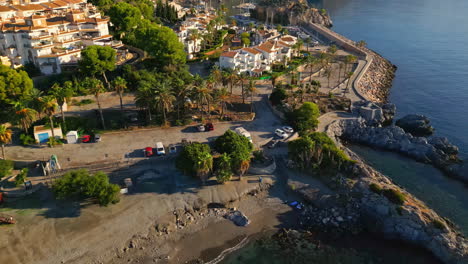 Luftaufnahmen-Zum-Malerischen-Ort-Mirador-Marina-Del-Este-Am-Strand-Von-La-Herradura,-Granada,-Spanien