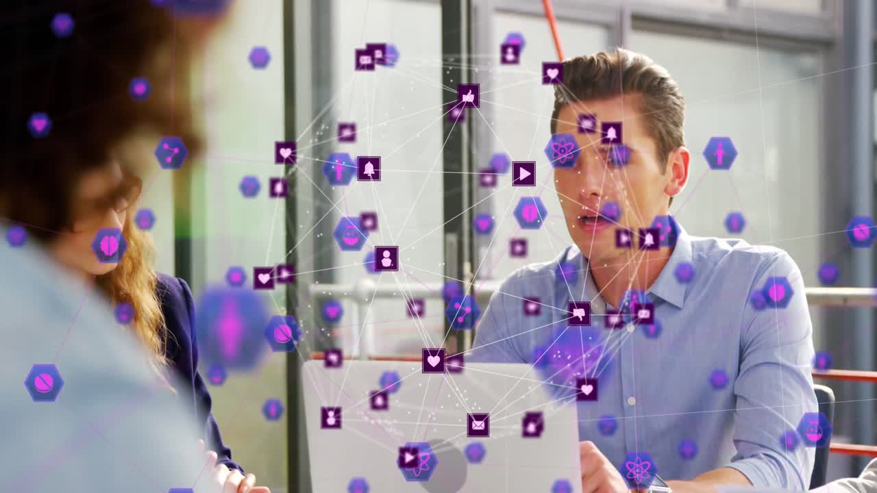 animación del globo con iconos sobre hombres de negocios caucásicos en la oficina