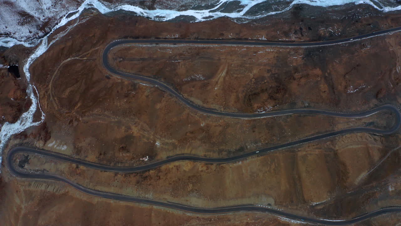 conducción de automóviles en la sinuosa carretera de karakoram cerca del paso de khunjerab en pakistán