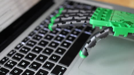 Eine-Roboterhand,-Die-Einen-Laptop-Computer-Benutzt