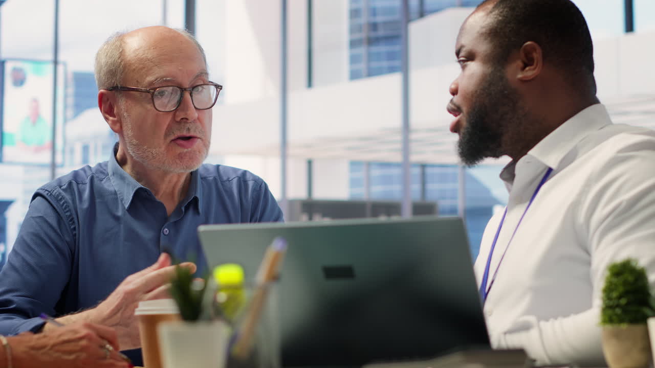 상급 부부는 재정 자문가와 상세한 협의를 통해