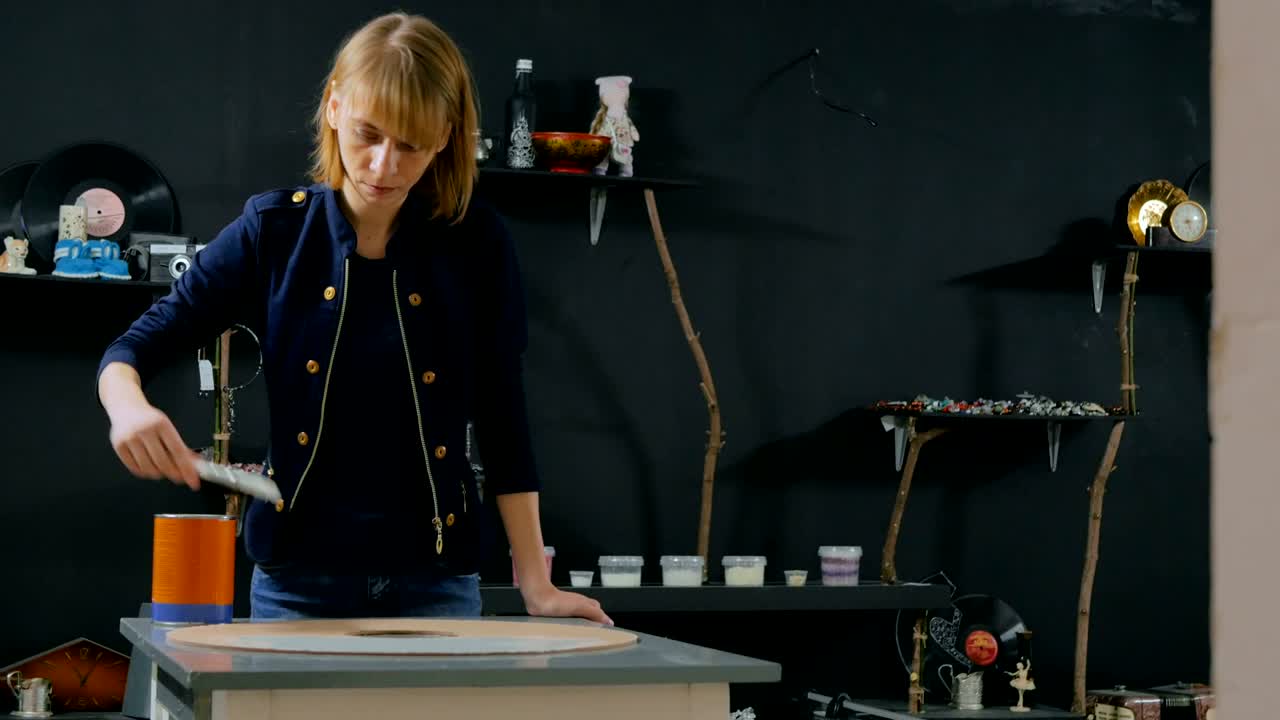 профессиональная женщина-декоратор, дизайнер, живопись, деревянные круги, декорации