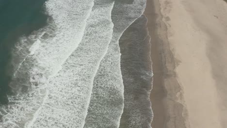 antena de olas azules profundas rompiendo en la costa del pacífico cerca de half moon bay en la costa de california