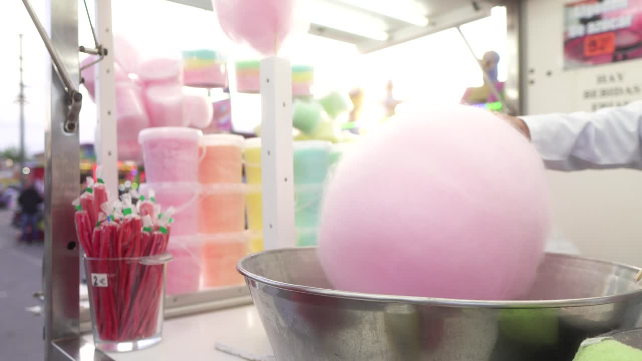 박람회 에서 목화 사탕 을 준비 하는 일