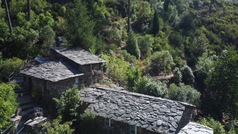 Paso-Elevado-De-Drones-Puente-Suspendido-De-Foz-D&#39;égua-Hacia-Casas-De-Esquisto-En-Pueblo-Histórico