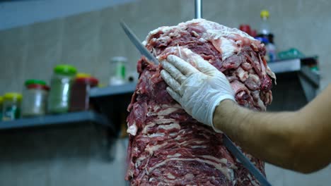 doner crudo, carne cortada en forma