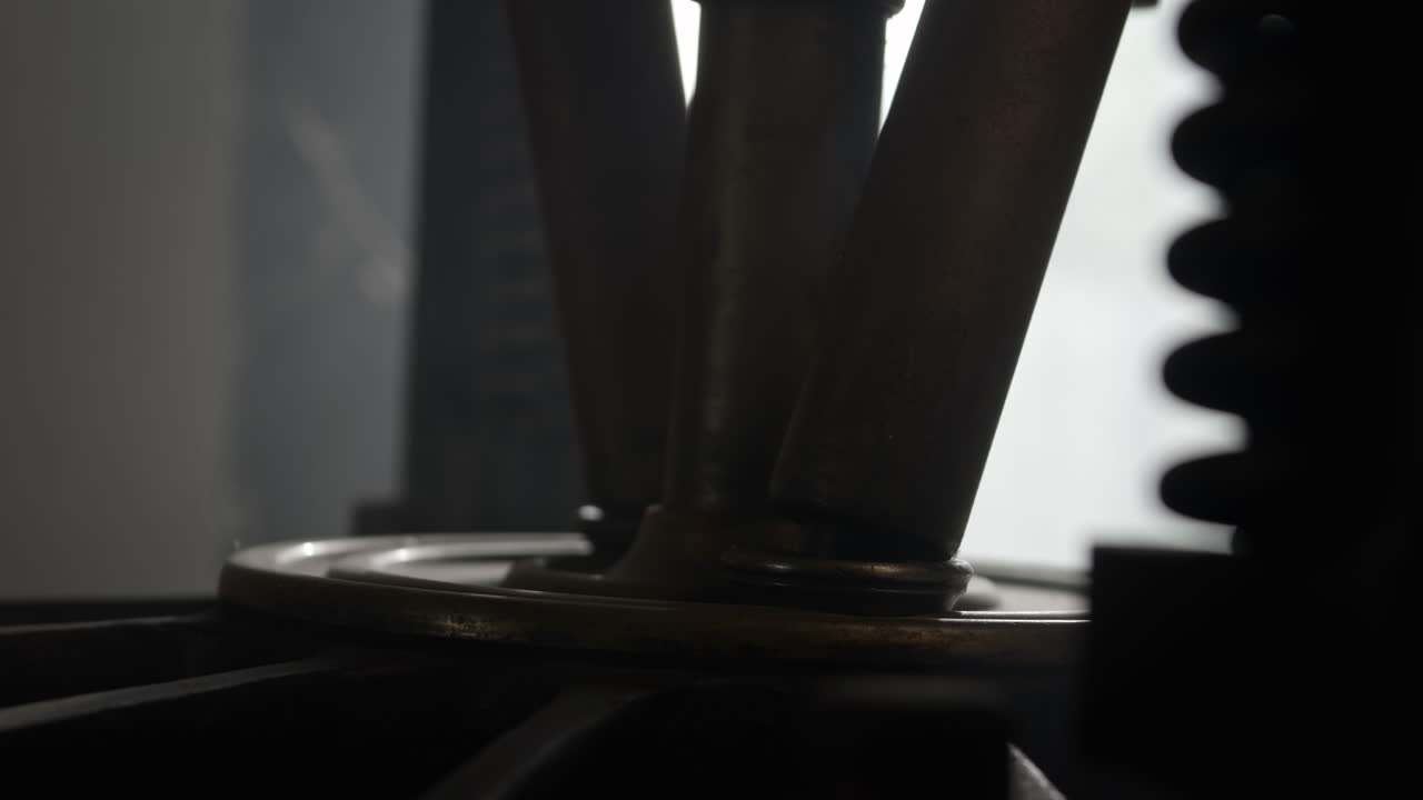 인쇄 기계를 닫고 카메라가 오른쪽에서 왼쪽으로 이동합니다.