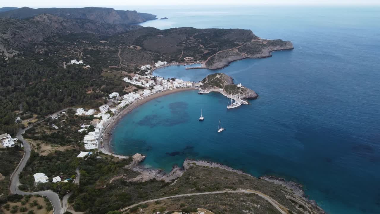 vista aérea sobre la bahía de la playa de kapsali en la isla de kitira con un velero amarrado, grecia