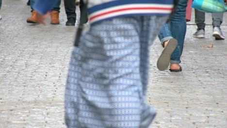 cámara lenta de concepto multitud pies con zapatos primer plano