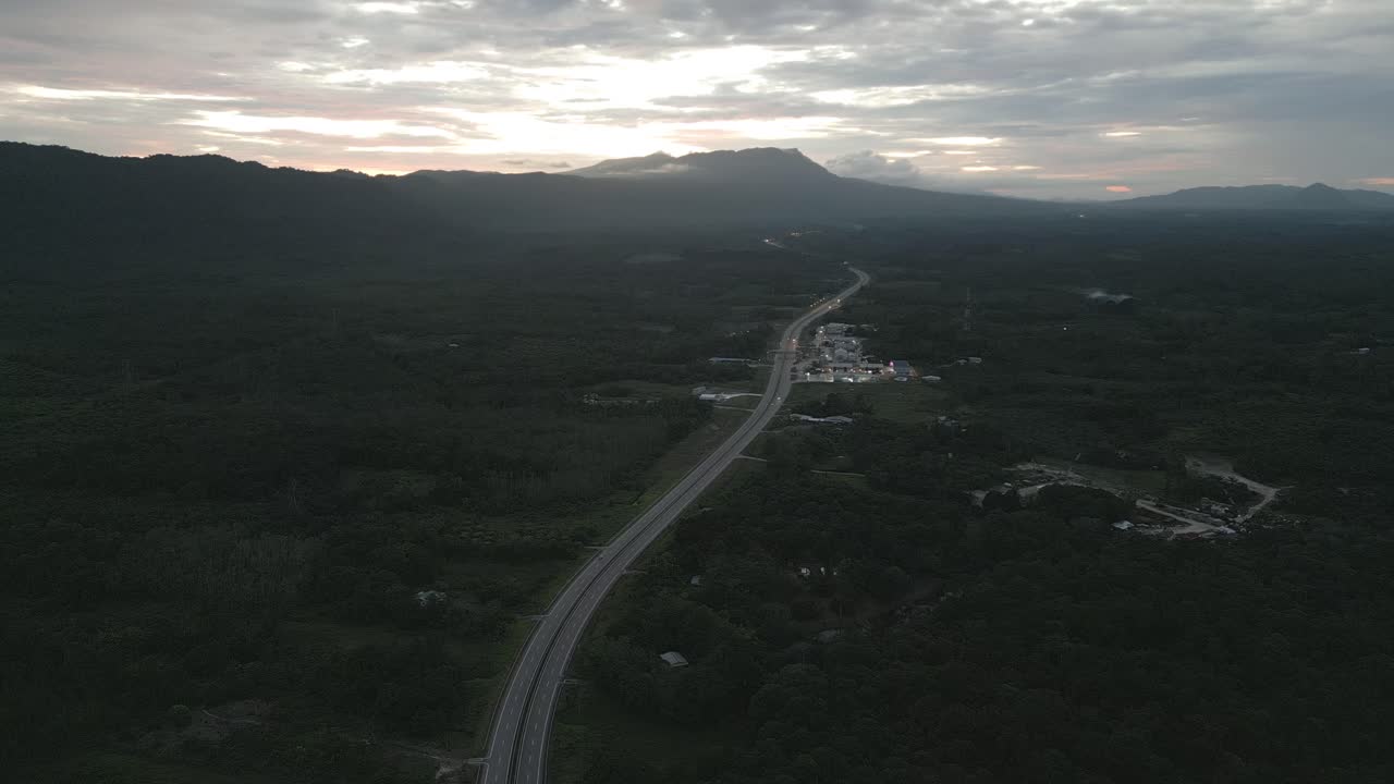 vista del atardecer en la noche en la carretera de pan borneo con bosque verde y montaña, sarawak.
