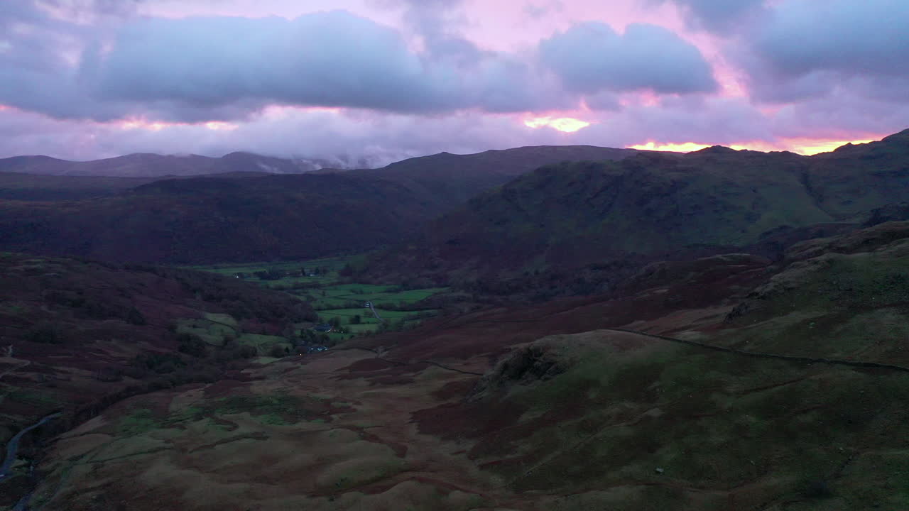 un amanecer bellamente colorido sobre el valle de borrowdale en el parque nacional del distrito de los lagos en cumbria, reino unido.