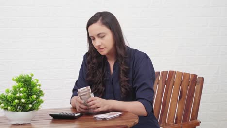chica india pierde dinero mientras calcula los gastos