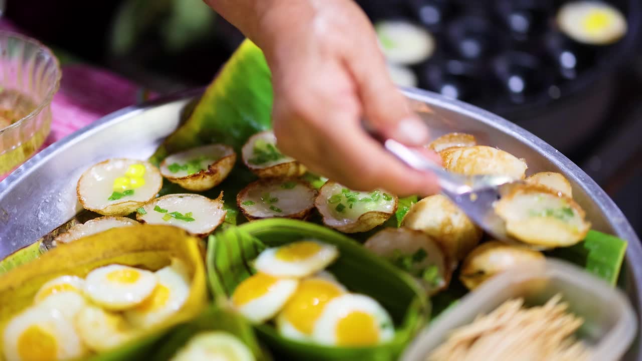 떠다니는 시장에서 전통적인 태국 디저트 준비