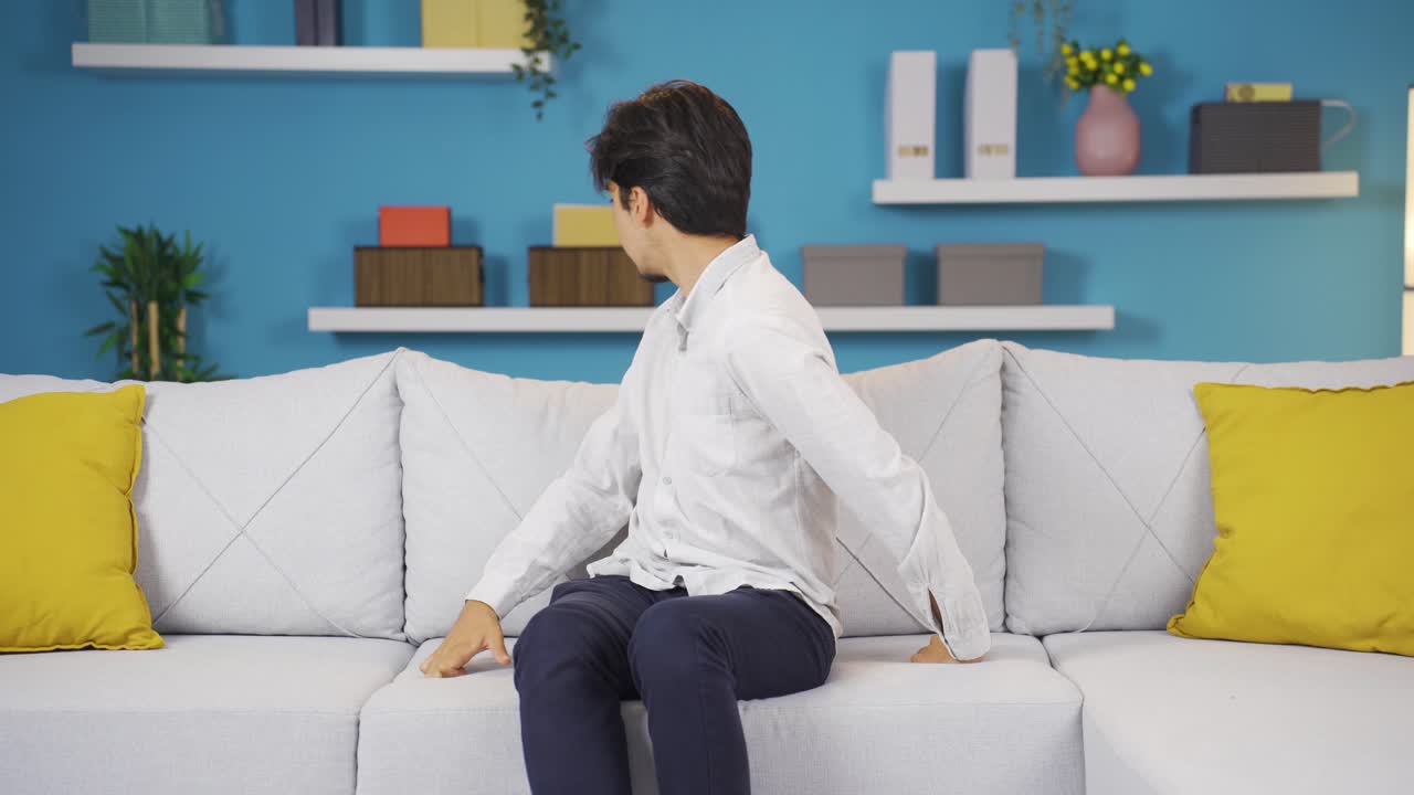 집을 둘러보는 편집증에 걸린 남자