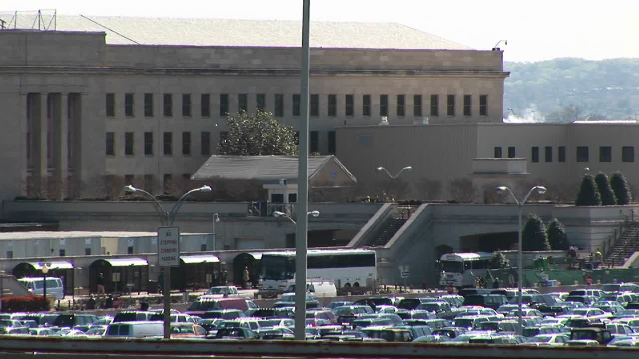 버스는 붐비는 펜타곤 주차장에 들어갑니다