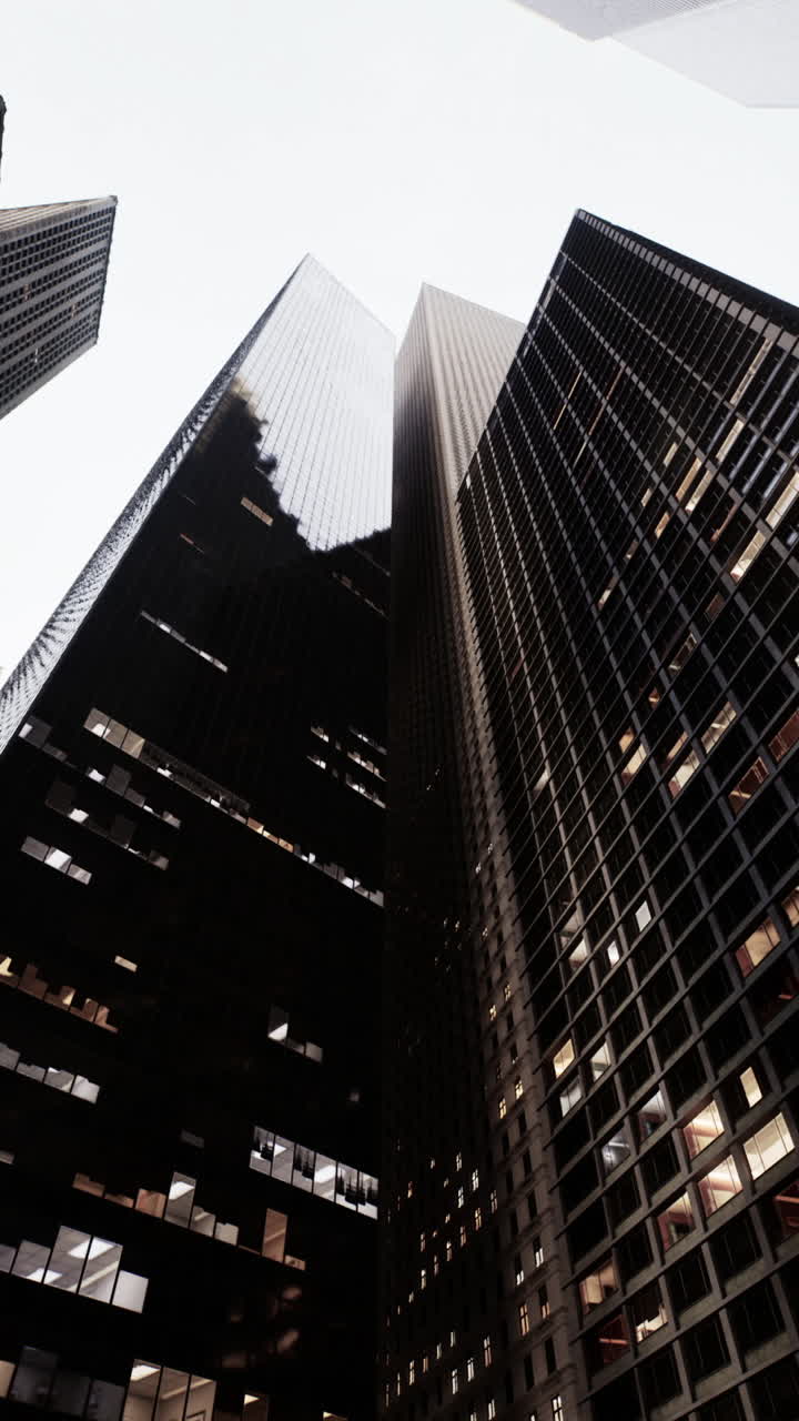 mirando los rascacielos de una ciudad