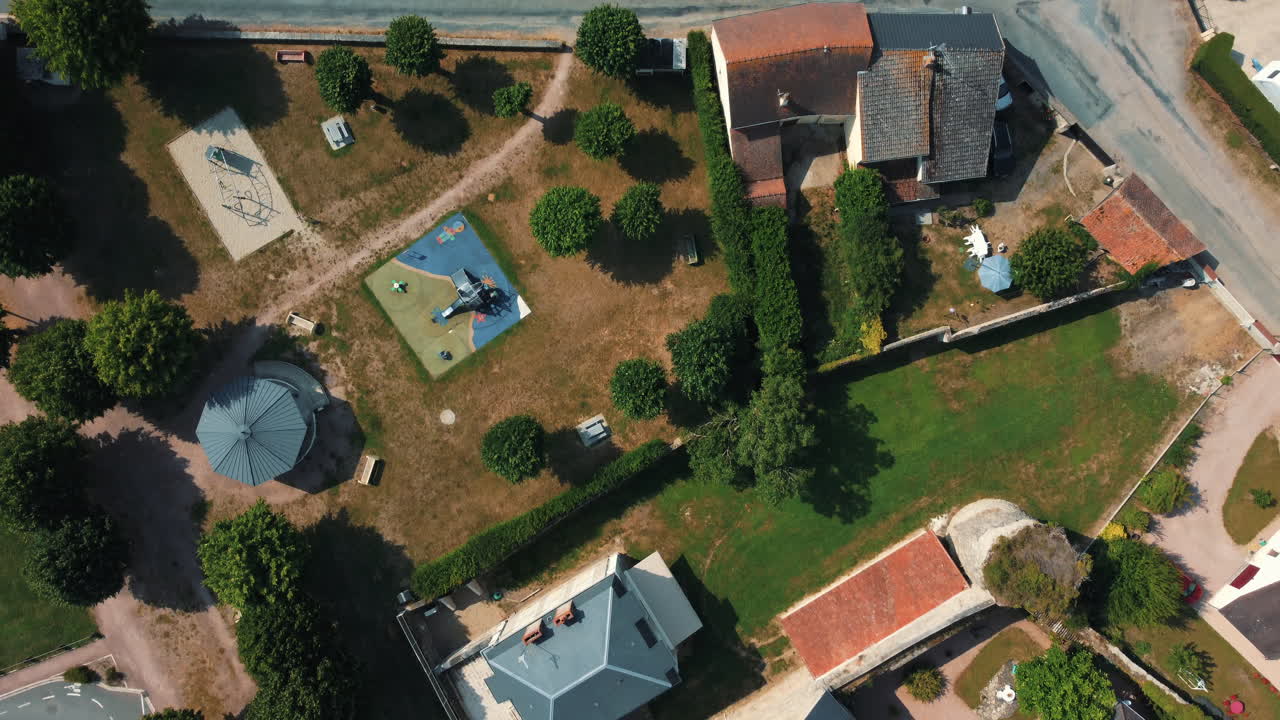 vista aérea de un pintoresco parque del pueblo