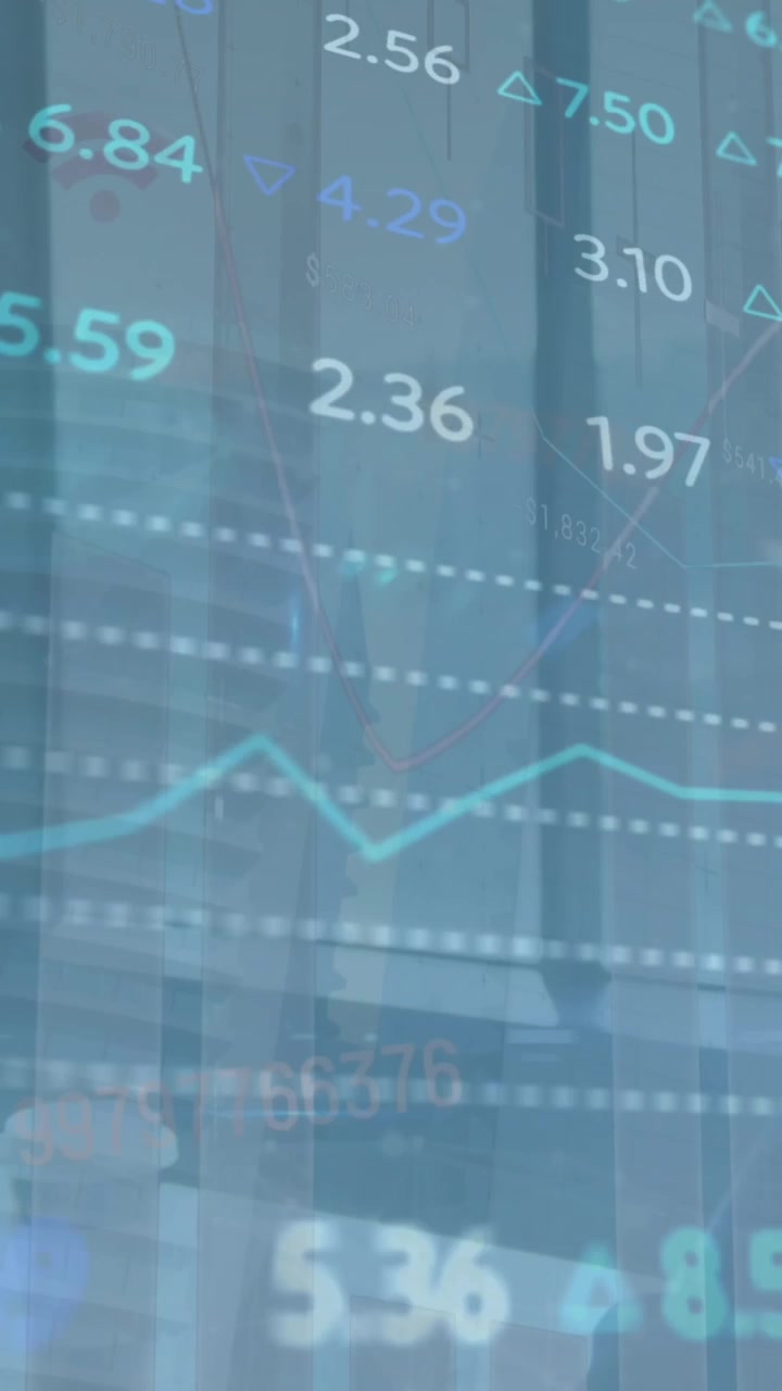 Animazione di elaborazione dati di mercato azionario su uomo caucasico che parla al telefono in ufficio