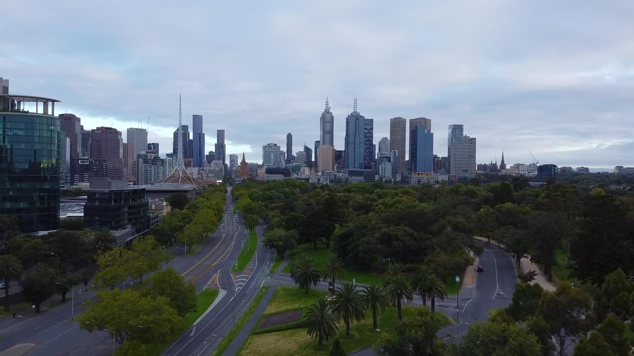 un dron disparó sobre las espeluznantes calles de la ciudad de melbourne durante el bloqueo del coronavirus, ya que australia está bajo estrictas restricciones de covid-19