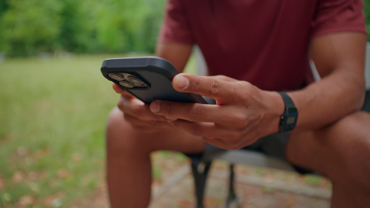 Persona che utilizza un telefono cellulare