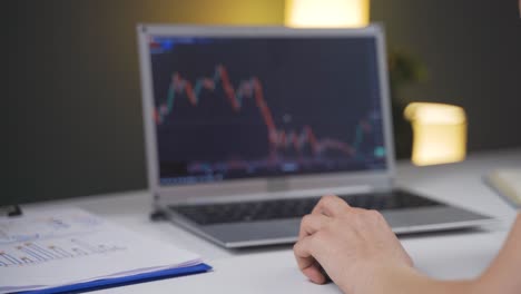 mujer siguiendo el gráfico financiero. inversión en el mercado de valores.