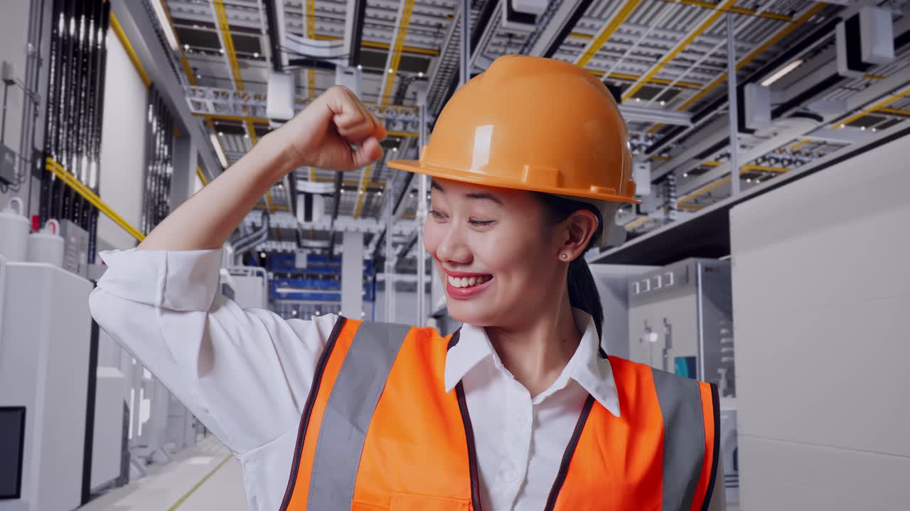 공장에서 행복한 여성 엔지니어